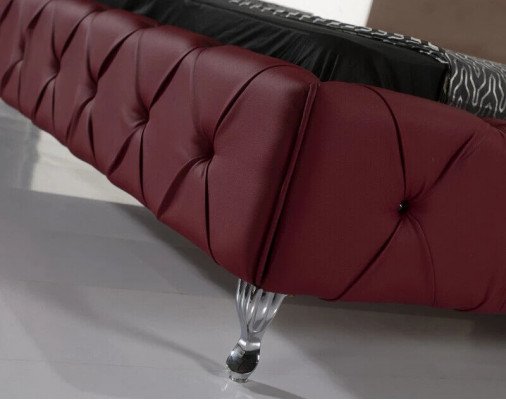 Návrhářská postel Chesterfield ze skutečné kůže na hotelové posteli luxusní dvoulůžkové ložnici.