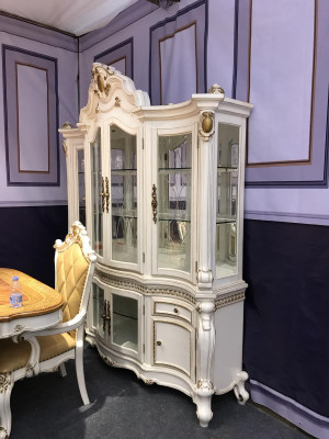 Výložní skříň, Skříň s vitrínou, Vitríny na zdobení obývacího pokoje, Vitrína, Skříň, Barokní design.
