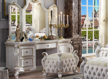 Vyřezávaný barokní nábytek s toaletním stolem, stolkem, ozdobným zrcadlem a ložnicí.