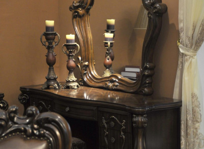 Vyřezávaný barokní nábytek - toaletní stůl, židle, zrcadlo, šatní skříň - 3 kusy