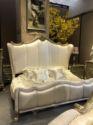 Klasická postel ve stylu baroka, rokoka a Chesterfield pro dvojice v pokoje, hotelu nebo antikvariátu.