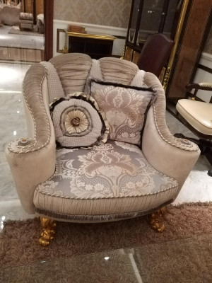 Klasická sestava pohovky 3+2+1 v barokním a rokokovém antickém stylu.