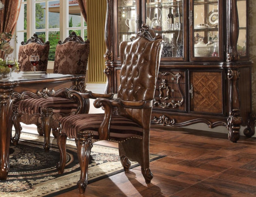 Klasické hnědé Chesterfield křeslo Exkluzivní kožená židle v barokním stylu.