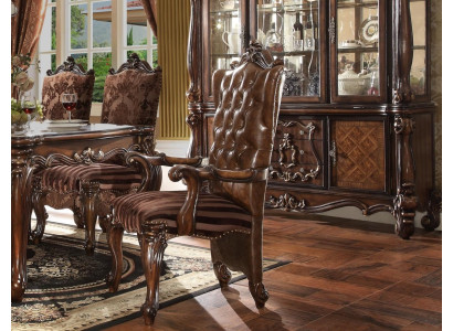 Klasické hnědé Chesterfield křeslo Exkluzivní kožená židle v barokním stylu.