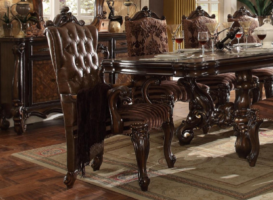 Klasické hnědé Chesterfield křeslo Exkluzivní kožená židle v barokním stylu.