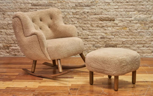 Bežový houpací křeslo luxusní polštářový taburet sestava do obývacího pokoje taburet 2 kusy