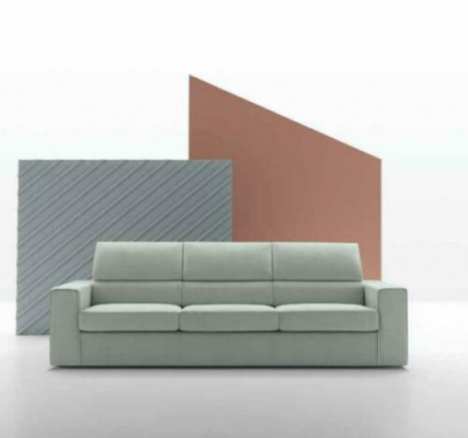 Moderní designová pohovka se třemi sedáky v luxusním stylu, polstrování světle zelené barvy s textilním čalouněním a dřevěnými detaily od značky alfitalia.
