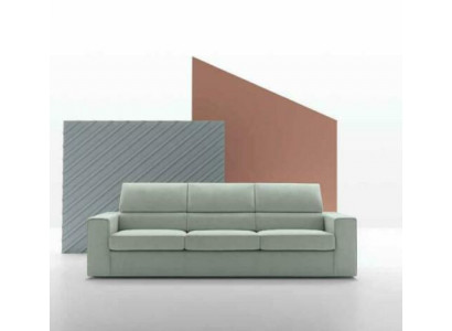 Moderní designová pohovka se třemi sedáky v luxusním stylu, polstrování světle zelené barvy s textilním čalouněním a dřevěnými detaily od značky alfitalia.