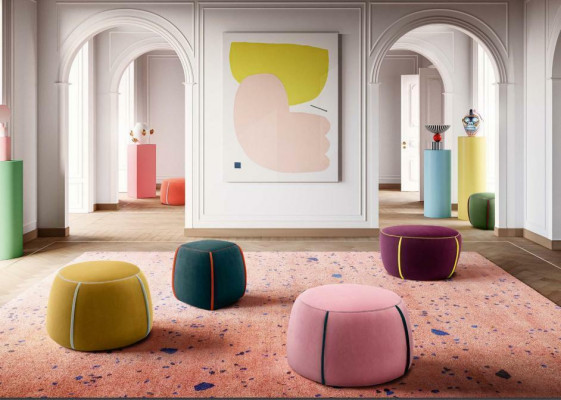 Ovální design polštáře se židlí, školní tabulka, židle nebo sedadlo s textilními polštáři.