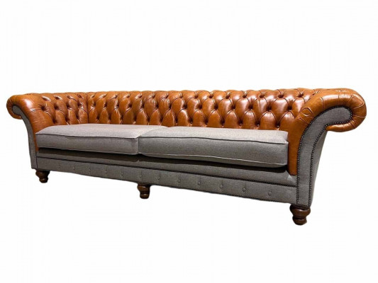 Klasická pohovka Chesterfield pro 4 osoby v hnědé barvě - kvalitní textil a elegantní design kůže.