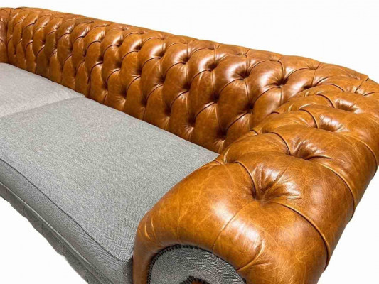 Klasická pohovka Chesterfield pro 4 osoby v hnědé barvě - kvalitní textil a elegantní design kůže.