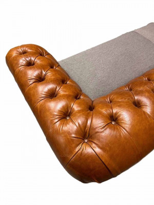 Klasická pohovka Chesterfield pro 4 osoby v hnědé barvě - kvalitní textil a elegantní design kůže.