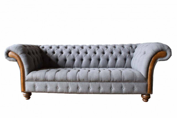 Pohovka Chesterfield, luxusní látková pohovka, čalouněná sedačka, šedá textilní tkanina.
