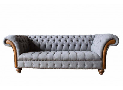 Pohovka Chesterfield, luxusní látková pohovka, čalouněná sedačka, šedá textilní tkanina.