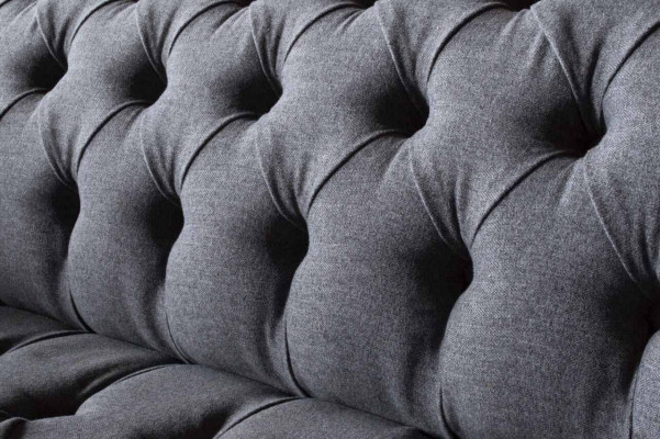 Pohovka Chesterfield, luxusní látková pohovka, čalouněná sedačka, šedá textilní tkanina.