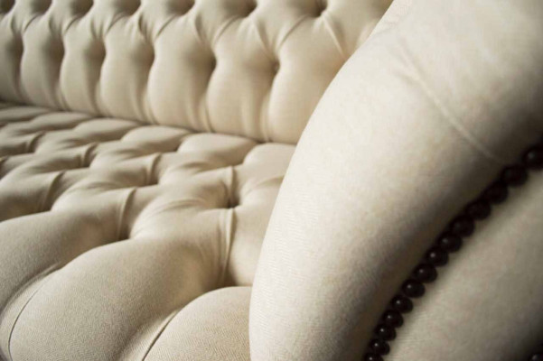 Sedací souprava Chesterfield 3místná, designová, růžové pohovky, látkové čalounění.