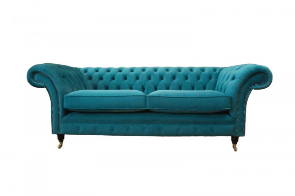 Chesterfield třímístná modrá látková sedací souprava do obývacího pokoje.