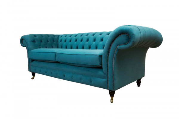 Chesterfield třímístná modrá látková sedací souprava do obývacího pokoje.