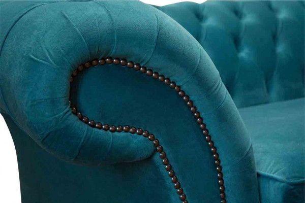 Chesterfield třímístná modrá látková sedací souprava do obývacího pokoje.