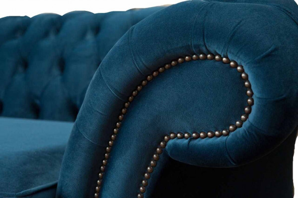 Designová pohovka s třemi sedadly, polštářky luxusní textilní sedací soupravy Chesterfield Nové.