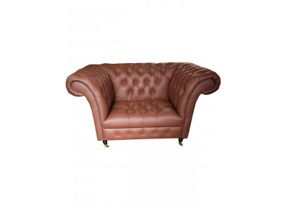 Luxus křeslo Chesterfield v koženém provedení, hnědé barvy, moderní lounge design.