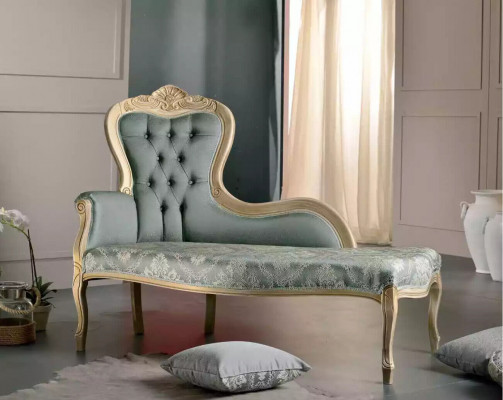 Luxusní nábytek pro obývací pokoj s chaiselongue v klasickém designu s textilním polstrováním.