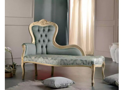 Luxusní nábytek pro obývací pokoj s chaiselongue v klasickém designu s textilním polstrováním.