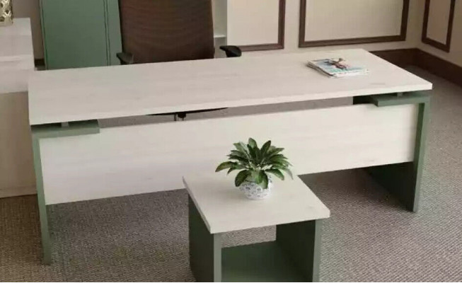 Klasický bílý designérský luxusní psací stůl dřevěný nábytek pracovna.