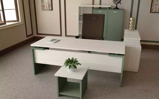 Klasický bílý designérský luxusní psací stůl dřevěný nábytek pracovna.