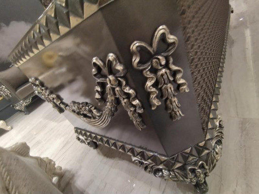 Prestižní obývací souprava 3+3+1 obývacího pokoje set obsahuje dvě pohovky a křeslo.