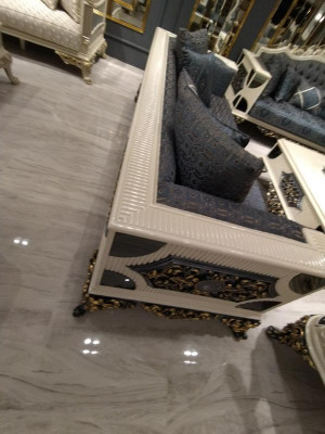 Luxusní 3-místná pohovka v elegantním stylu Art deco pro váš obývací pokoj. Nová.
