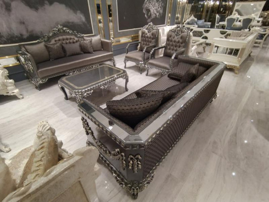 Luxusní třímetrová pohovka moderního stylu s třemi sedadly, elegantní třímetrová pohovka hnědá.