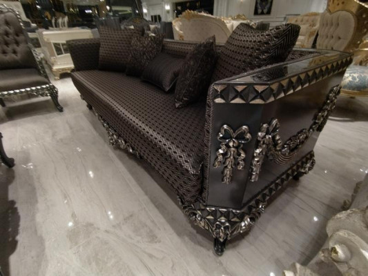 Luxusní třímetrová pohovka moderního stylu s třemi sedadly, elegantní třímetrová pohovka hnědá.