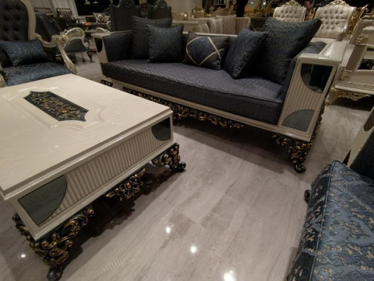 Návrhářský stůl do obývacího pokoje speciálním šarmem nábytku