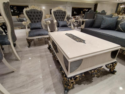 Návrhářský stůl do obývacího pokoje speciálním šarmem nábytku