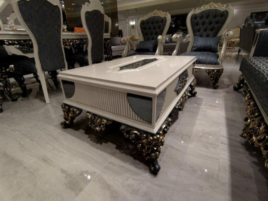 Návrhářský stůl do obývacího pokoje speciálním šarmem nábytku