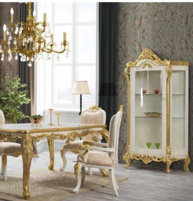 Luxusní jídelní židle v béžovo-bílých tónech s zlatými detaily, klasicky navržená.