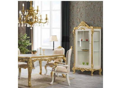 Luxusní jídelní židle v béžovo-bílých tónech s zlatými detaily, klasicky navržená.