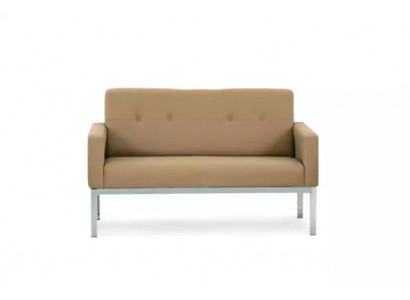 Beige dvousedadlová kancelářská sedací souprava s dřevěným rámem a textilním potahem.