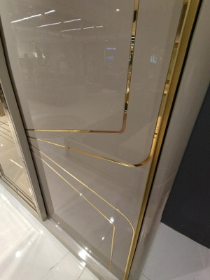 Moderní skříň Luxus Šatník Dřevěné Skříně Sklo Lesk Ložnice