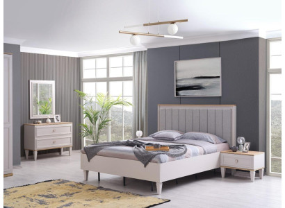 Moderní ložnice s manželskou postelí, nočními stolky, šedým dřevěným 5-dílným setem