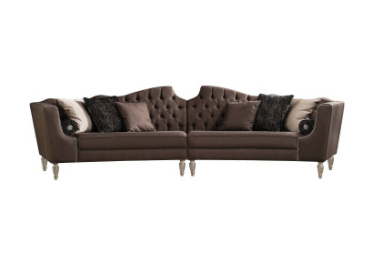 Hnědá pětimístná luxusní pohovka Chesterfield designéra do obývacího pokoje.