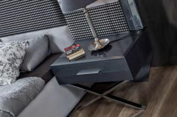 Stříbrný nábytek do ložnice, nerezová postel, designové dřevěné noční stolky 3 kusy.