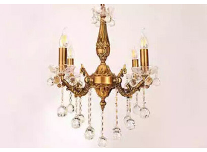 Lustr a stropní lampa krystalového luxusu v zlaté barvě.