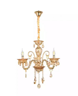 Křišťálový lustr v obývacím pokoji nebo elegantní luxusní domov nově