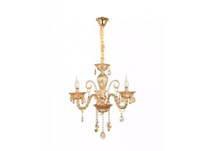 Křišťálový lustr v obývacím pokoji nebo elegantní luxusní domov nově