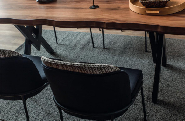 Hnědý dřevěný jídelní stolek Robustní jídelní stoly Dřevěné stoly Luxusní nábytek