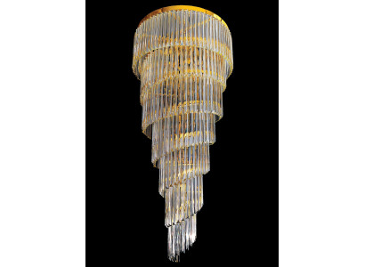 Lustr náhrdelník s křišťály visící ze stropu v zlatém provedení pro obývací pokoj.