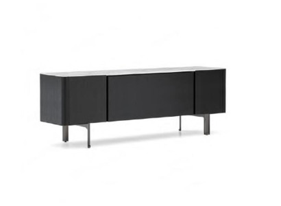 Nástěnná skříň ve stylu moderního luxusního designu černé barvy pro jídelnu s komodami a stoly.