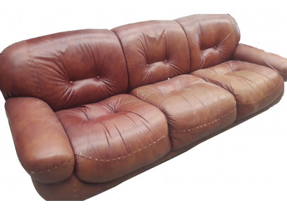 Chesterfield Klasická třímístná sedací souprava textilní sedací souprava s třemi sedadly.